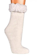 Zeigt eine weiße warme weiche Socke, die mit Abs noppen versehen ist. So gelangst du in der Nacht warm und weich durchs haus.