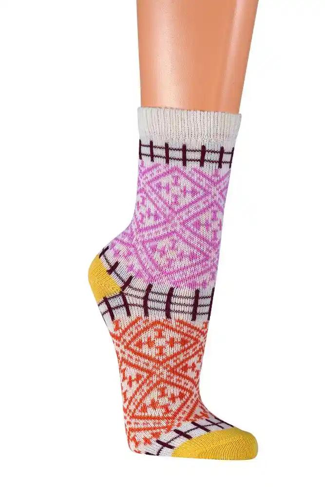 2 oder 4 Paar bunte Norweger Socken mit schönem Hygge Muster: Gestrickte Baumwollsocke mit nordischem Rautenmuster in Rosa und Orange, kontrastierenden gelben Fersen und Zehen, sowie braunem Gittermuster am Schaft und Bündchen