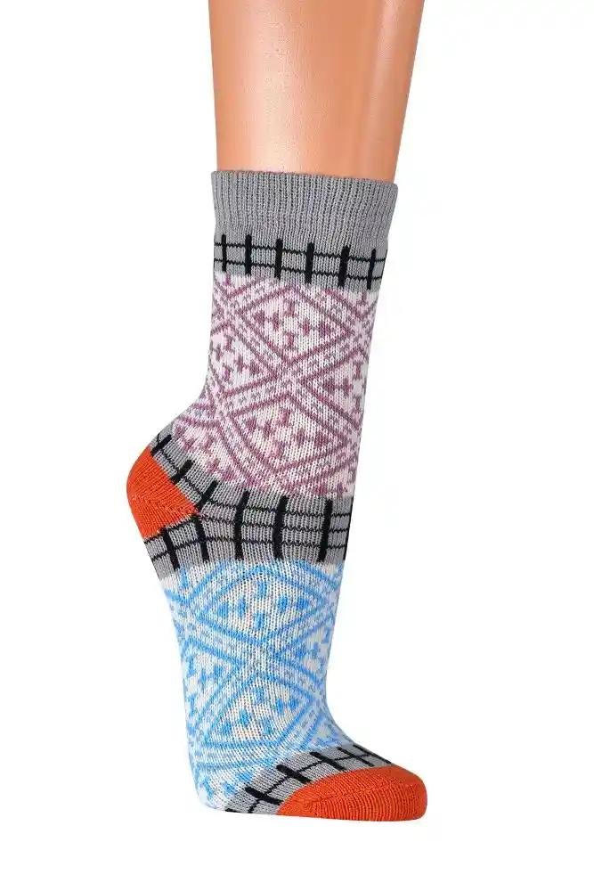 2 oder 4 Paar bunte Norweger Socken - Graue Baumwollsocke mit rosa und hellblauem nordischem Muster, orangefarbener Ferse und Spitze, traditionelles Hygge Design auf Beinmodell präsentiert