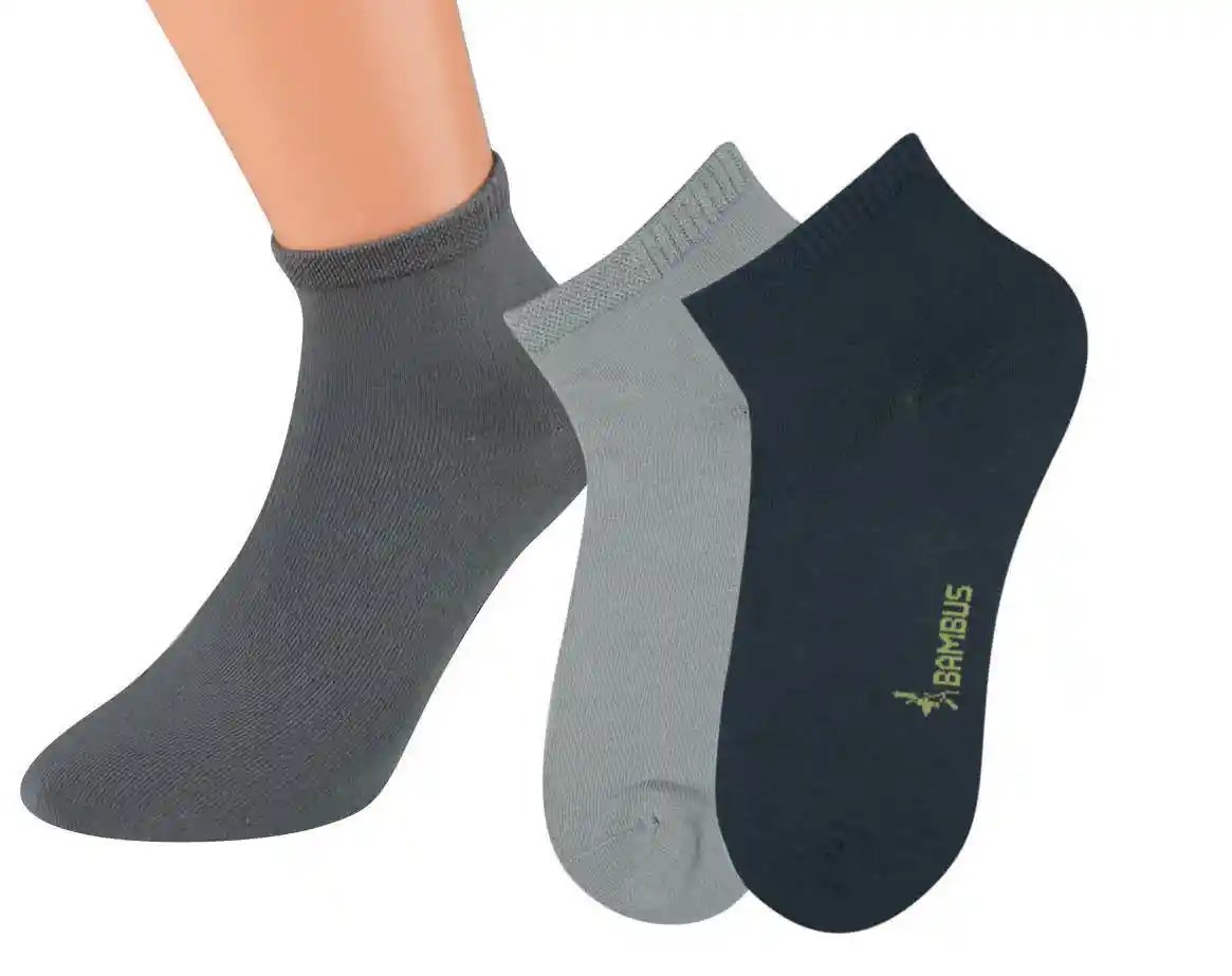 Drei Bambus Viskose Quartersocken in Grautönen, komfortabel gepolstert mit verstärkter Ferse und Spitze, atmungsaktiv durch Sorbtek Material, ideal für den täglichen Gebrauch.